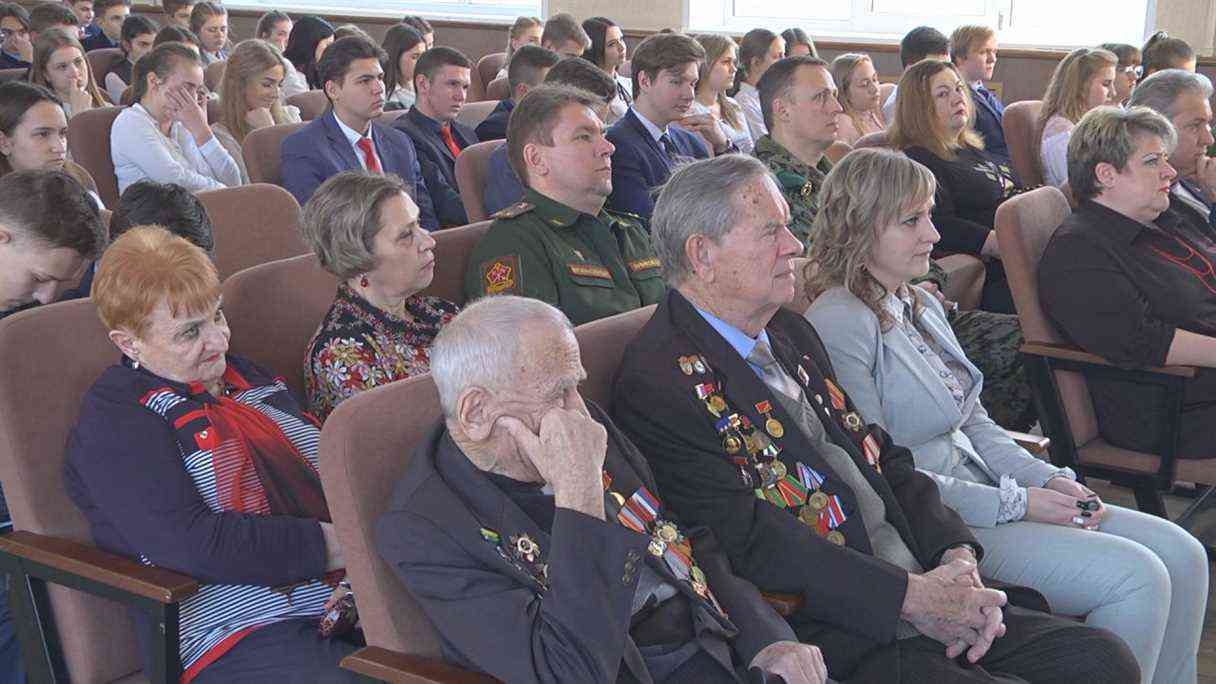 В Клинцах торжественно открыли "Парту героя"