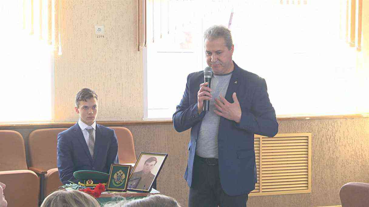 В Клинцах торжественно открыли "Парту героя"