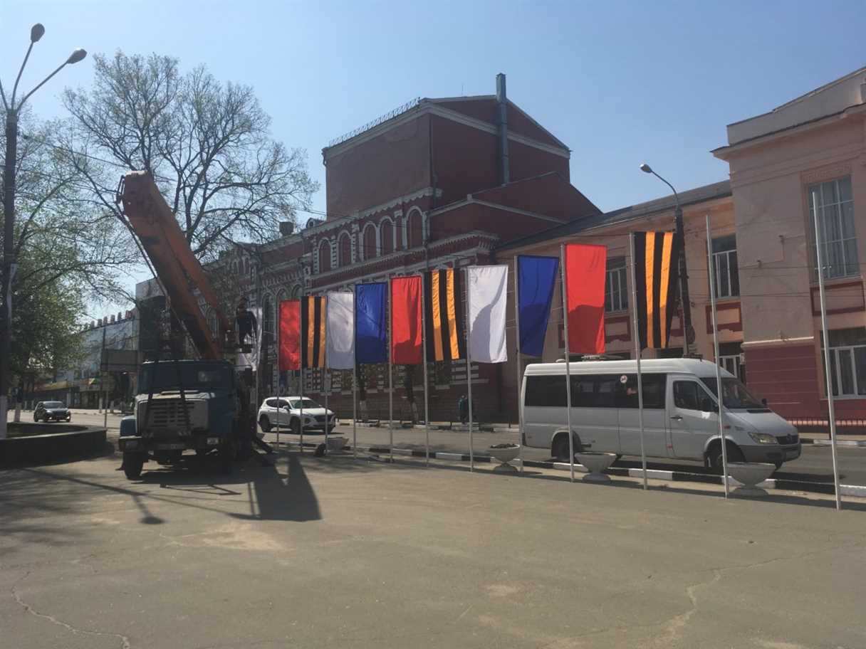В Клинцах начались работы по оформлению города ко Дню Победы!