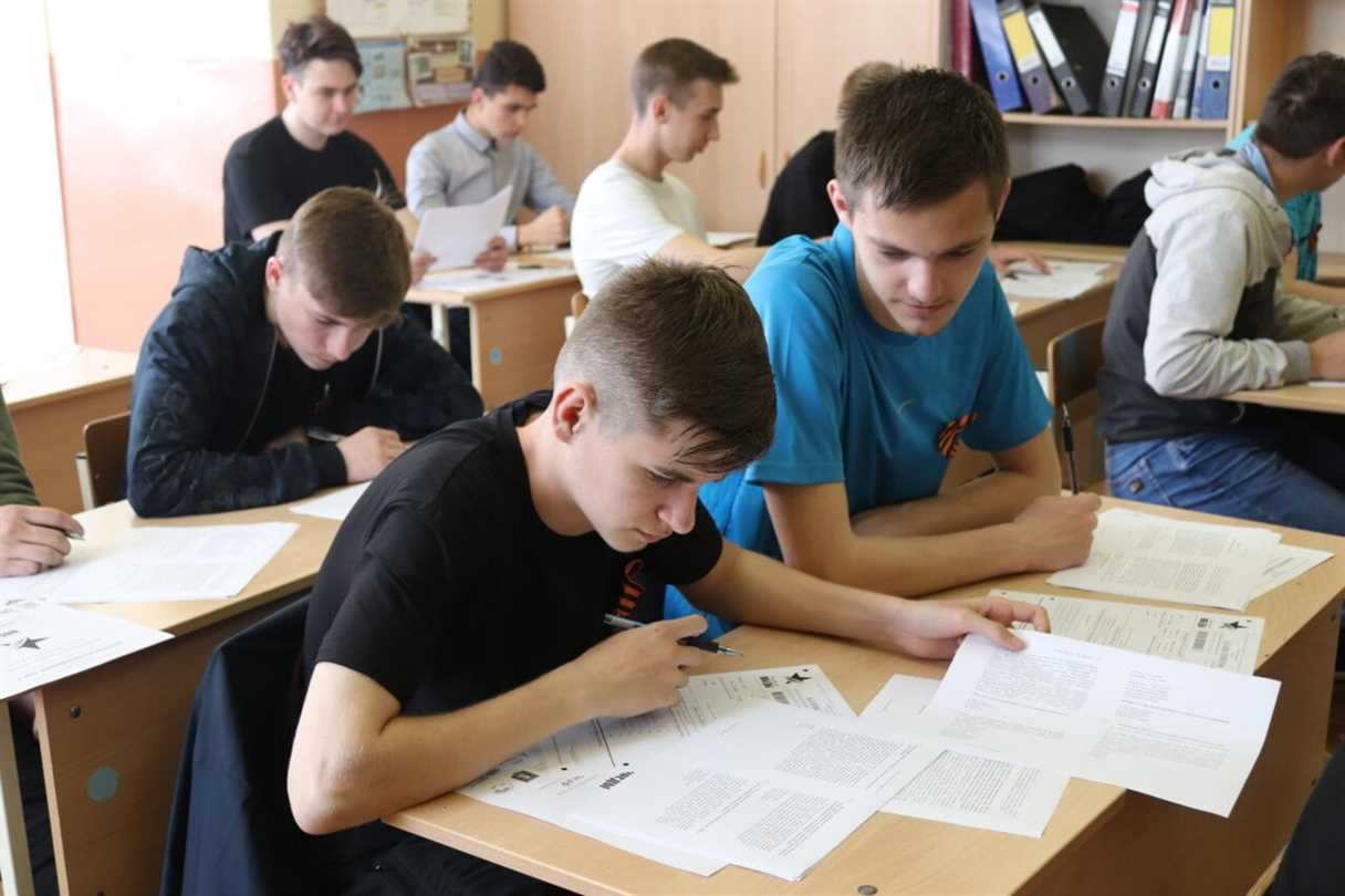 Клинцовские студенты приняли участие в Диктанте Победы