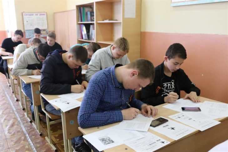 Клинцовские студенты приняли участие в Диктанте Победы