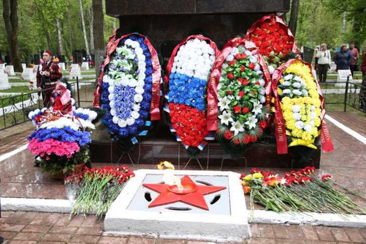 Церемония возложения цветов к памятникам погибших в годы ВОВ
