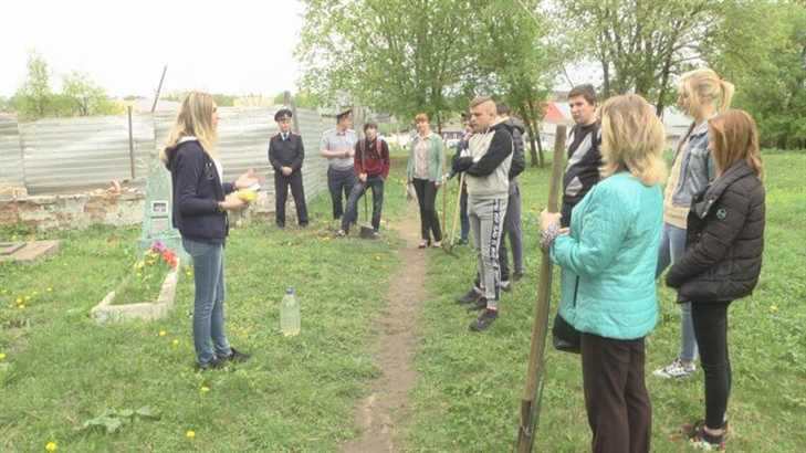 Клинцовская молодежь внесла свой вклад в благоустройство мест захоронений