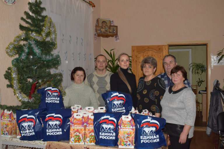 В Клинцах члены обществ инвалидов поблагодарили Клинцовское городское местное отделение Партии «ЕДИНАЯ РОССИЯ» за новогодние подарки детям.