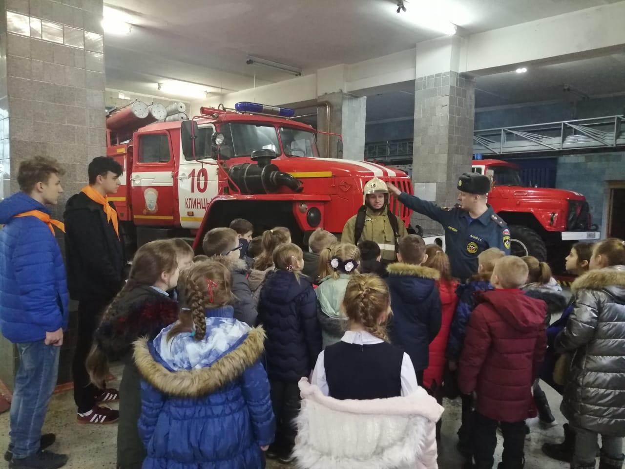Школьники поздравили пожарных с «Днем защитника Отечества»!