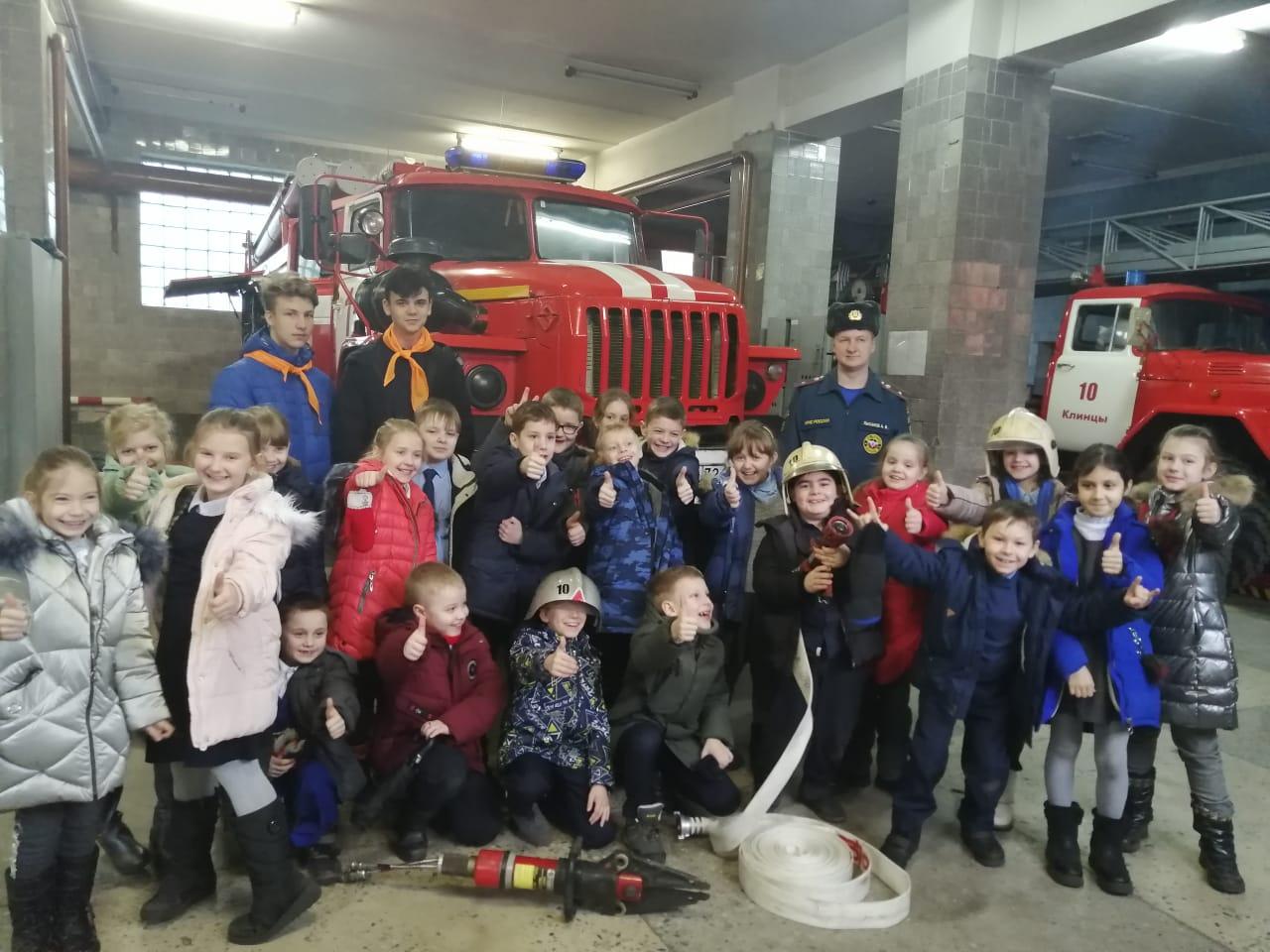 Школьники поздравили пожарных с «Днем защитника Отечества»!
