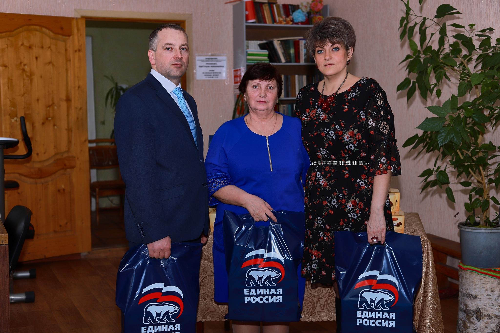 Единоросы в Клинцах поздравили женщин из обществ инвалидов с 8 Марта.