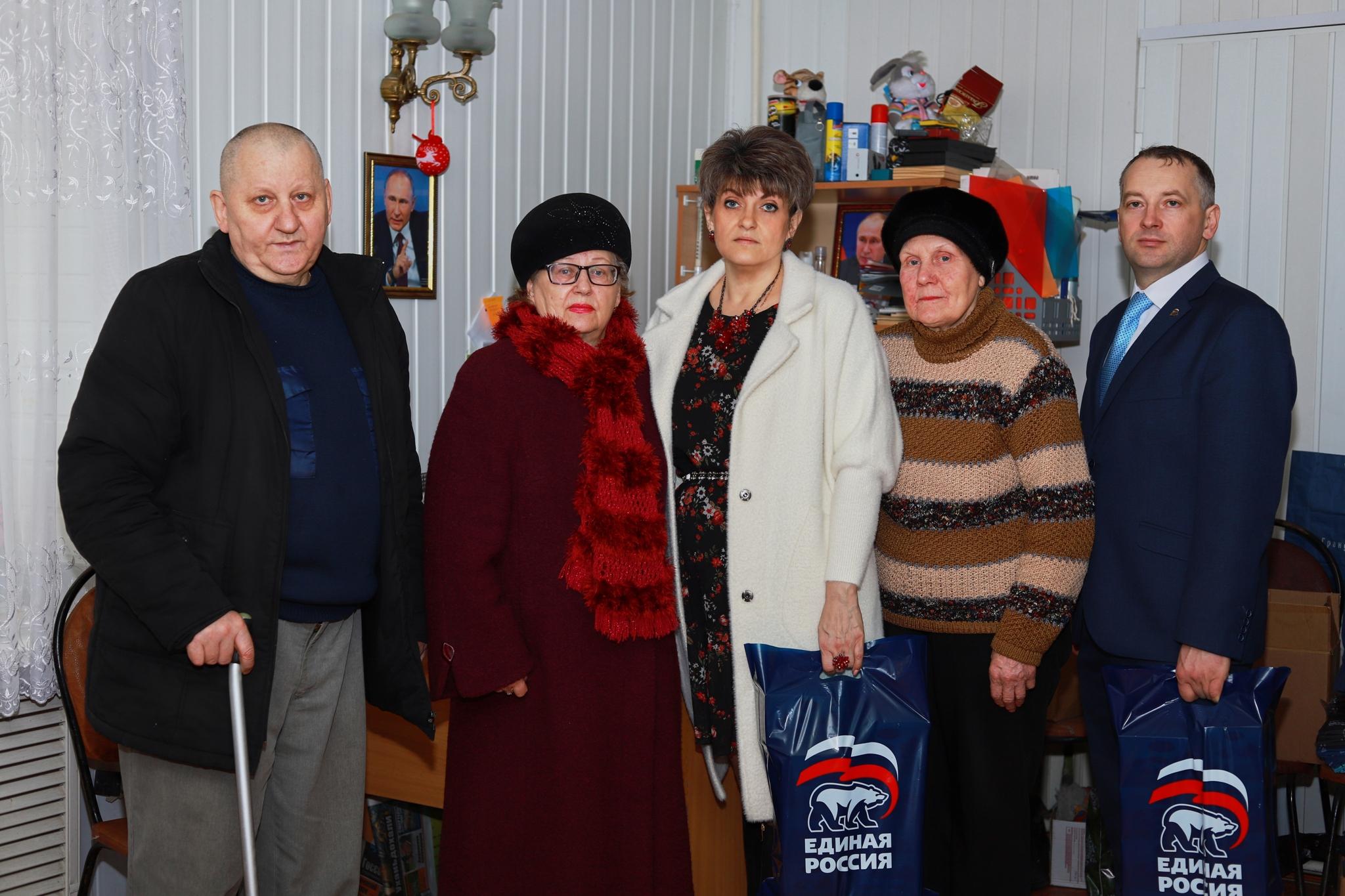 Единоросы в Клинцах поздравили женщин из обществ инвалидов с 8 Марта.