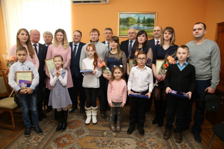 Клинцовским семьям торжественно вручили жилищные сертификаты