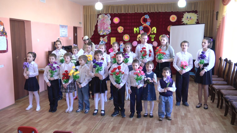 Дети из социального приюта поздравили женщин с 8 марта