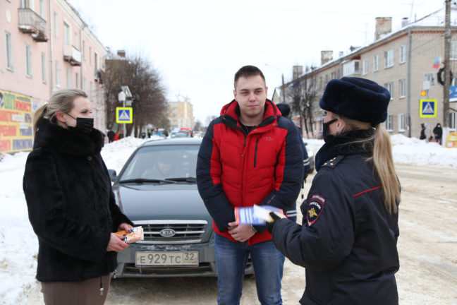 В Клинцах автоинспекторы совместно с ДОСААФ провели акцию