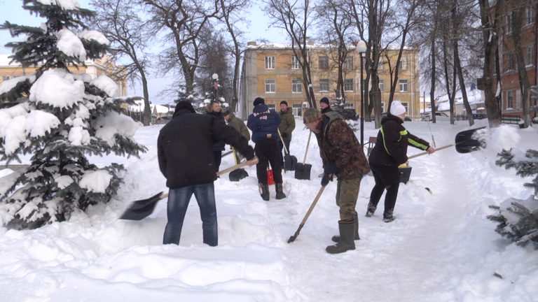 Уборка снега в сквере "ПИОНЕРСКИЙ"