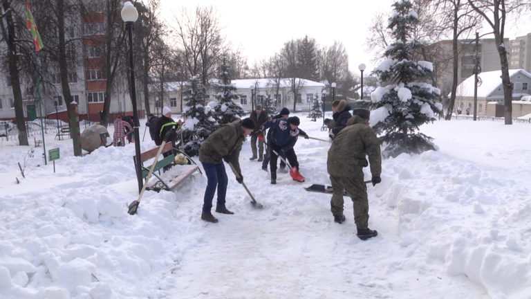 Уборка снега в сквере "ПИОНЕРСКИЙ"