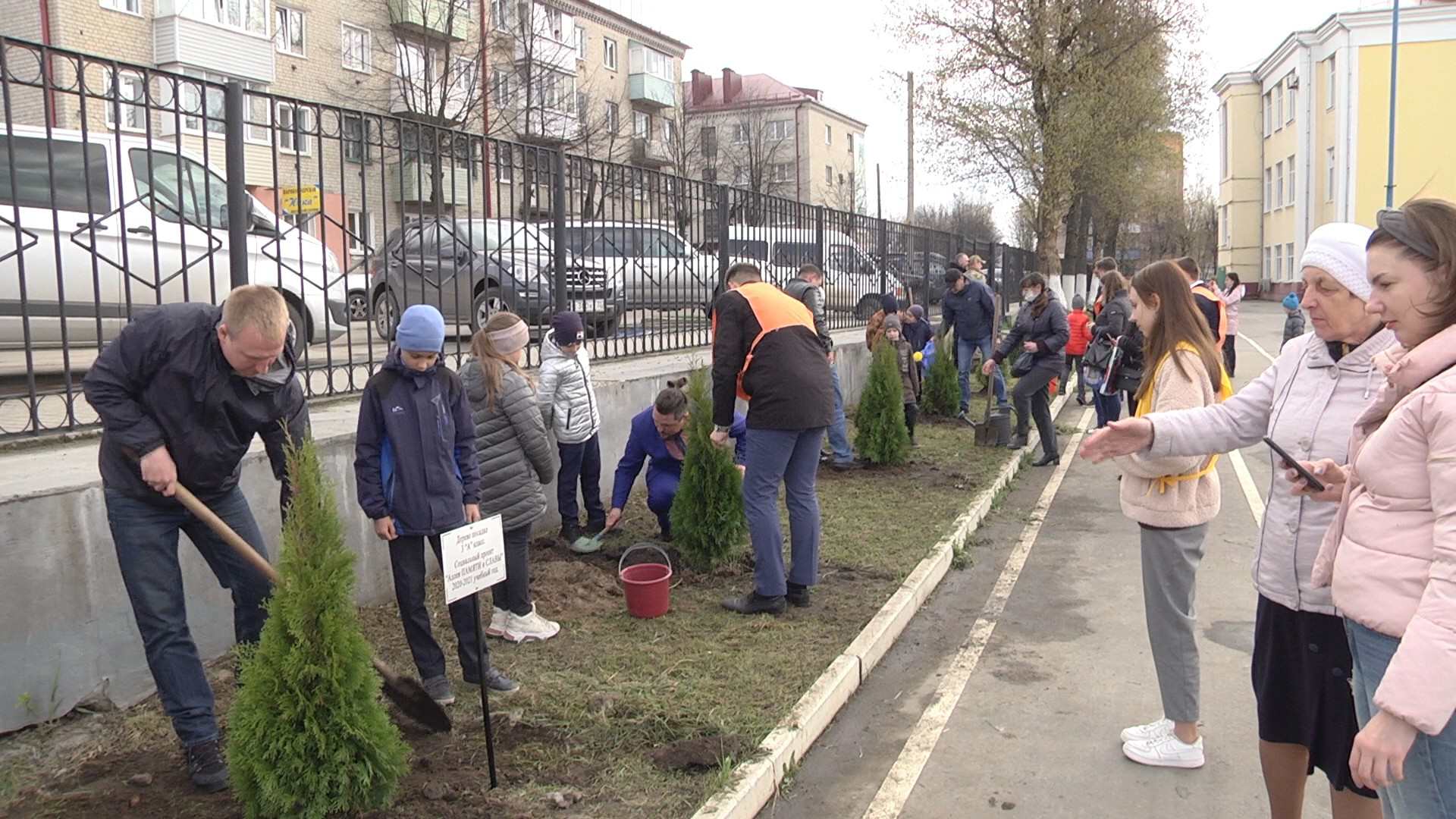 Клинцовские гимназисты посадили «Аллею памяти и славы»
