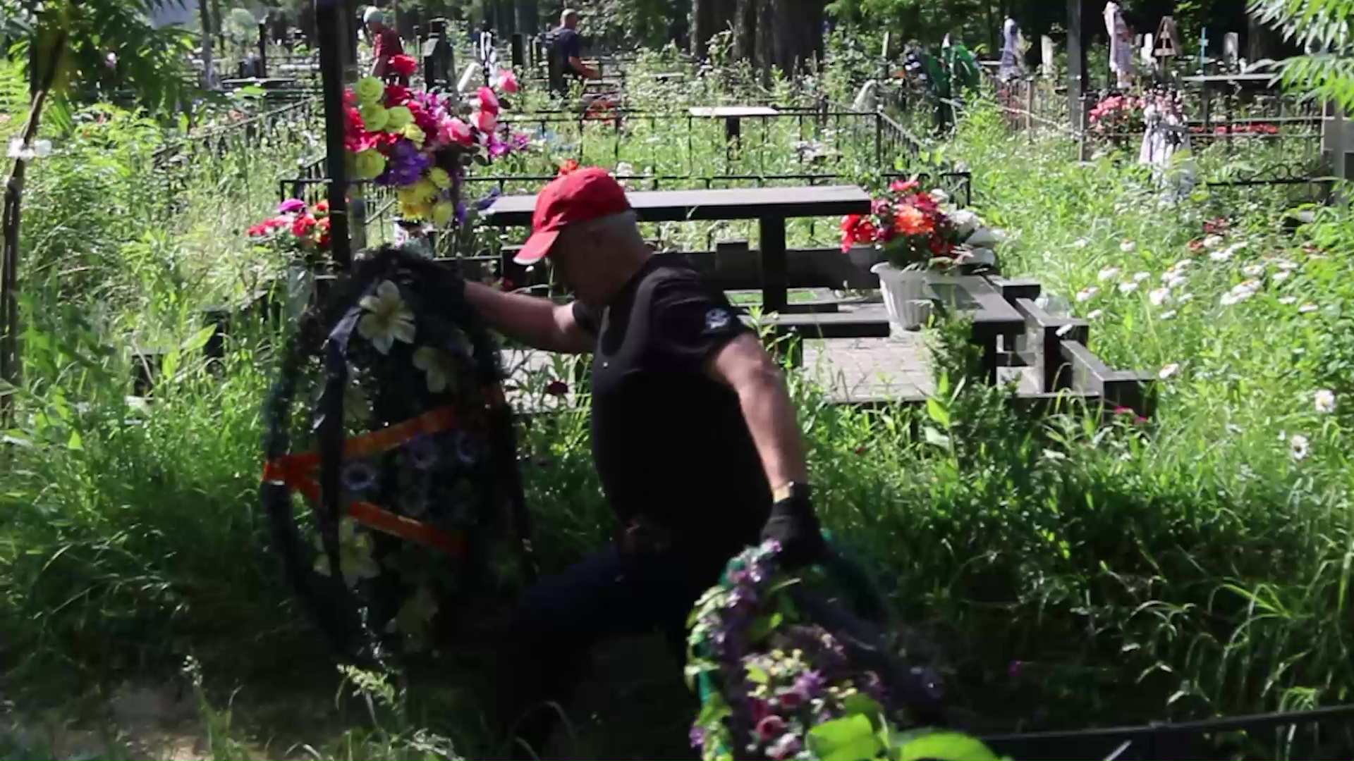 Мусор на кладбище в Клинцах