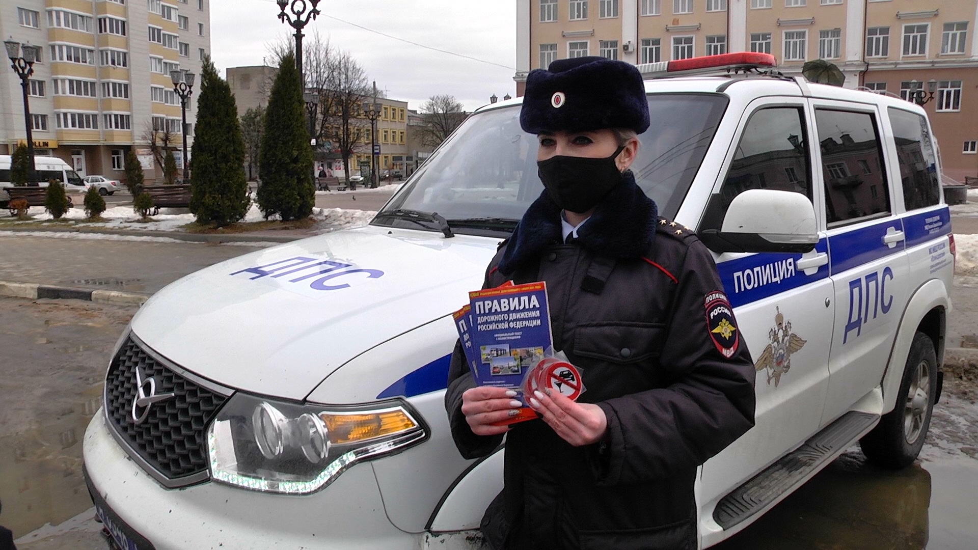 Клинцовские автоинспекторы поздравили водителей