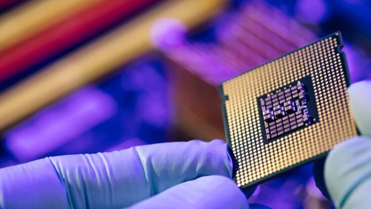 Почему чипы будут важнее нефти в ближайшие 50 лет, считает глава Intel