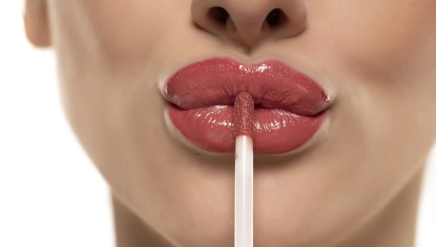 Объемный блеск для губ – безопасен ли он для кожи?