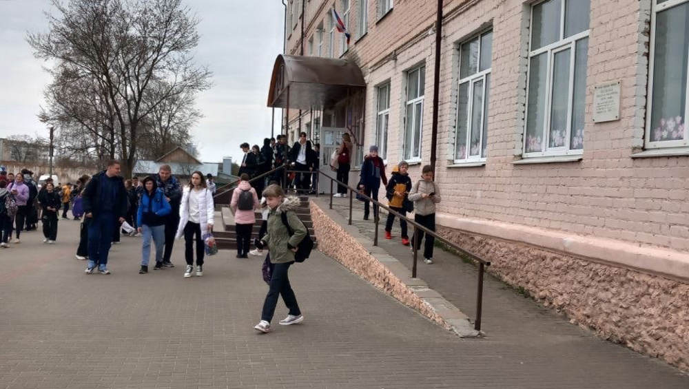 В Клинцах шестой день подряд эвакуировали школы