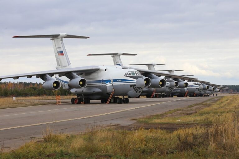 Федеральная служба безопасности возбудила два уголовных дела о незаконном выводе из российской юрисдикции 59 самолетов и вертолетов.