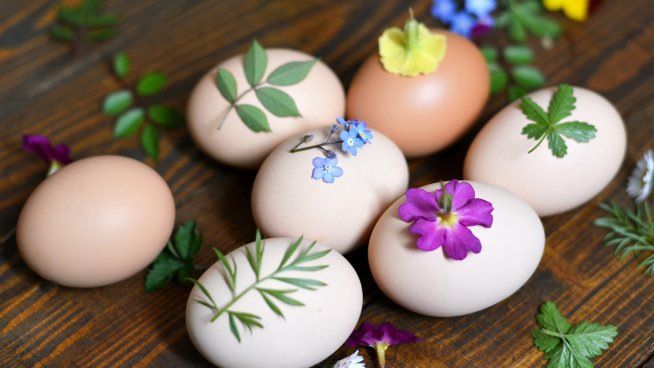 Пасхальные яйца, украшенные свежим цветочки