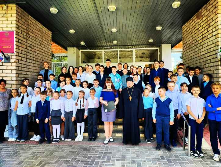 Представители Клинцовской епархии посетили с беседой среднюю школу №9 города Клинцы. 11 апреля в средней