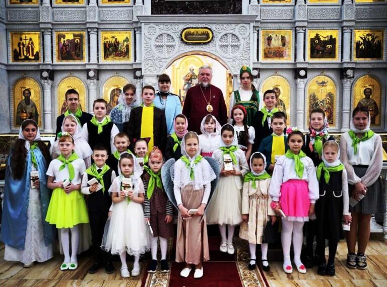 Воспитанники воскресной школы кафедрального Богоявленского собора поздравили прихожан собора со светлым праздником Пасхи.
